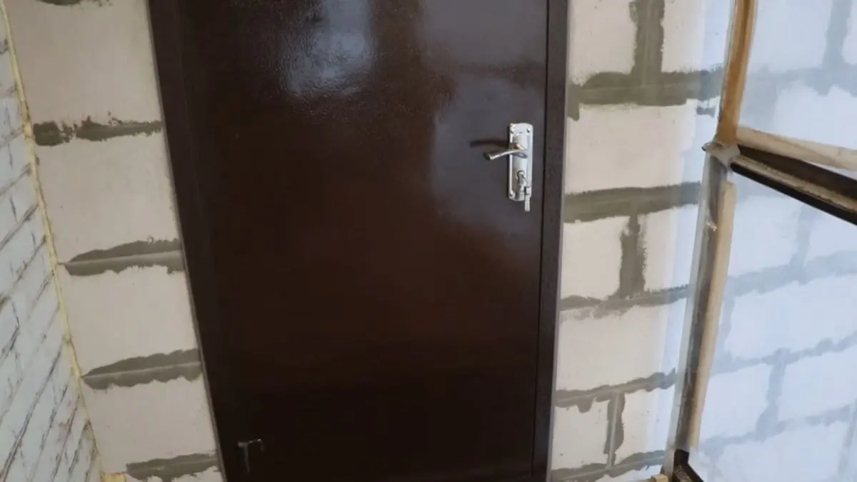 How to Insulate a Metal Door
